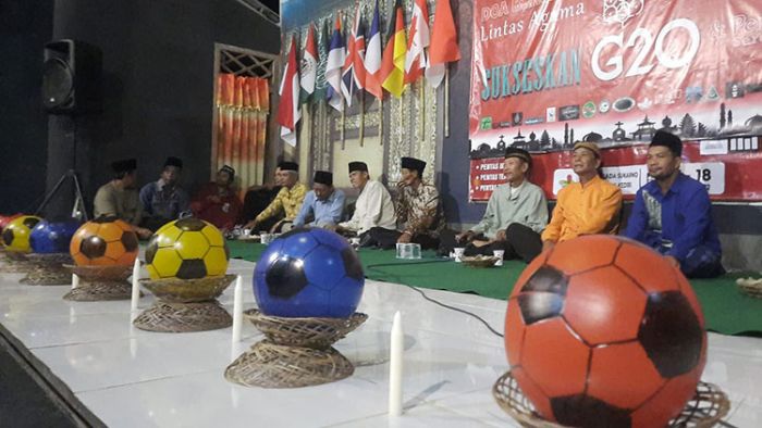 Tokoh Lintas Agama Gelar Doa Bersama untuk Tragedi Kanjuruhan di Situs Ndalem Pojok Kediri Tokoh Lintas Agama Gelar Doa Bersama untuk Tragedi Kanjuruhan di Situs Ndalem Pojok Kediri