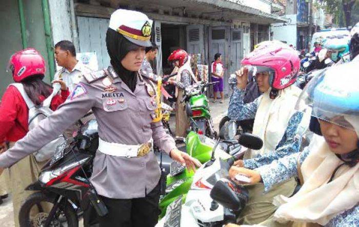 Operasi Zebra Semeru 2015 Satlantas Polres Sidoarjo: tak Miliki SIM, Pelajar hanya Ditegur Operasi Zebra Semeru 2015 Satlantas Polres Sidoarjo: tak Miliki SIM, Pelajar hanya Ditegur