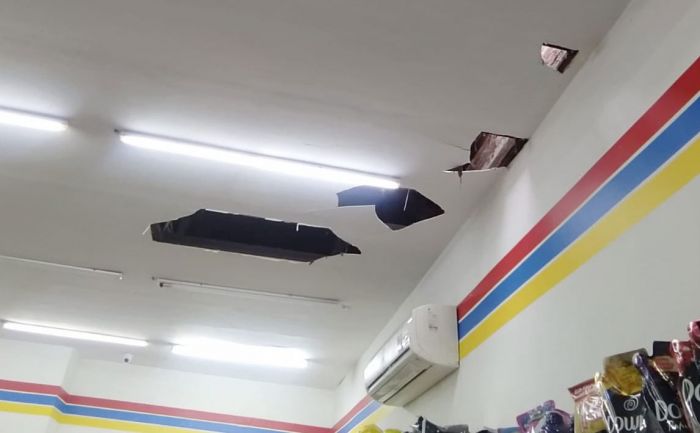 Indomaret di Raya Balongbendo Sidoarjo Dibobol Maling, Ratusan Barang Dagangan Raib Indomaret di Raya Balongbendo Sidoarjo Dibobol Maling, Ratusan Barang Dagangan Raib