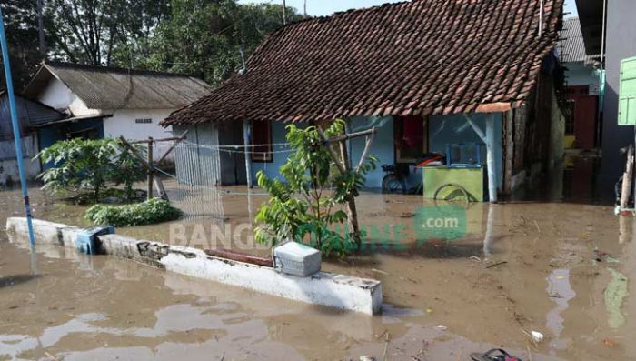 Banjir Rendam Ratusan Rumah di Jombang Usai Guyuran Hujan Deras Banjir Rendam Ratusan Rumah di Jombang Usai Guyuran Hujan Deras