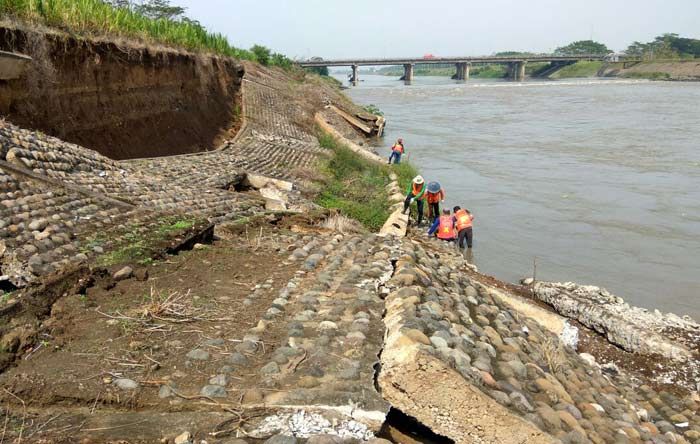 Penanganan Tanggul Sungai Porong yang Jebol Dinilai Lamban, Warga Khawatir Semakin Parah Penanganan Tanggul Sungai Porong yang Jebol Dinilai Lamban, Warga Khawatir Semakin Parah