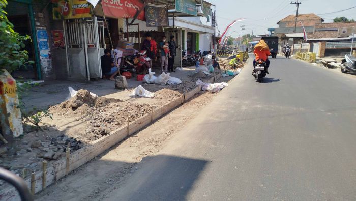 Kurangi Kemacetan, Dinas PUPR Jombang Lebarkan Jalan di Sejumlah Titik Stategis Kurangi Kemacetan, Dinas PUPR Jombang Lebarkan Jalan di Sejumlah Titik Stategis