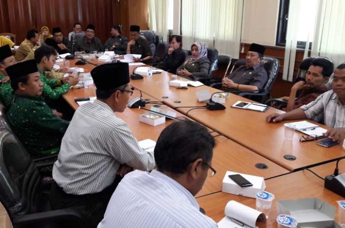 6 Bulan TPP Belum Cair, Ratusan Guru MI di Gresik Wadul Dewan 6 Bulan TPP Belum Cair, Ratusan Guru MI di Gresik Wadul Dewan