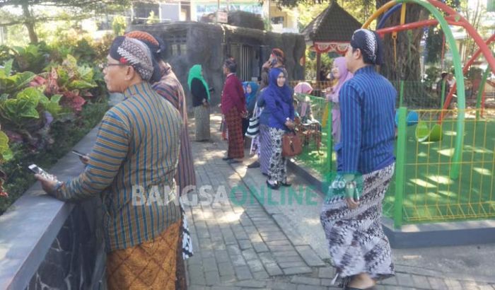 Pejabat Pemkab Trenggalek yang Dilantik Wajib Pakai Baju Adat Jawa Pejabat Pemkab Trenggalek yang Dilantik Wajib Pakai Baju Adat Jawa