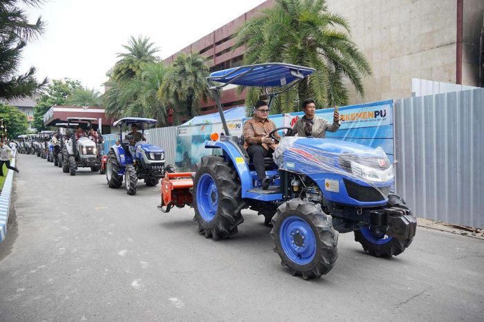 Bupati Kediri Kembali Serahkan Bantuan Alat Mesin Pertanian dan Benih Padi ke Petani