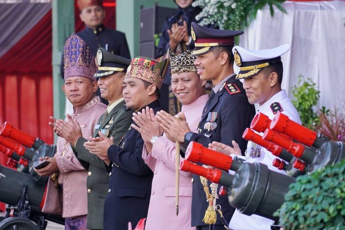 Pimpin Upacara HUT ke-80 RI, Wali Kota Pasuruan Serahkan Remisi dan Akte Kelahiran
