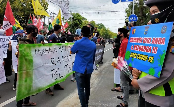 Polisi dan Mahasiswa Adu Poster Dalam Aksi Demo Tolak Omnimbus Law UU Cipta Kerja di Kota Blitar Polisi dan Mahasiswa Adu Poster Dalam Aksi Demo Tolak Omnimbus Law UU Cipta Kerja di Kota Blitar
