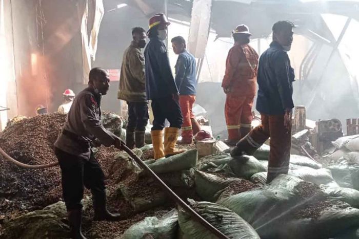 Diduga Korsleting Listrik, Tiga Gudang di Taman Sidoarjo Ludes Terbakar Diduga Korsleting Listrik, Tiga Gudang di Taman Sidoarjo Ludes Terbakar