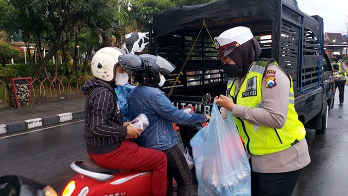 Ramadan 1443 H, Satlantas Polres Batu Berbagi Takjil Ramadan 1443 H, Satlantas Polres Batu Berbagi Takjil