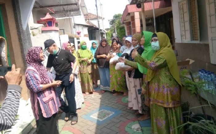 Muzamil Kerahkan 10 Tim Penyemprotan Disinfektan dan Bagi-bagi 500 Sembako
