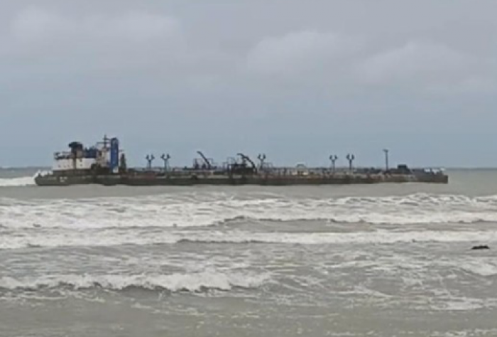 Kapal Tanker Karam di Pantai Pasean Pamekasan, Diduga Terseret Ombak Tinggi Kapal Tanker Karam di Pantai Pasean Pamekasan, Diduga Terseret Ombak Tinggi