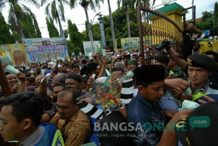Aksi Dorong Warnai Penjemputan Jamaah Haji Jombang Aksi Dorong Warnai Penjemputan Jamaah Haji Jombang