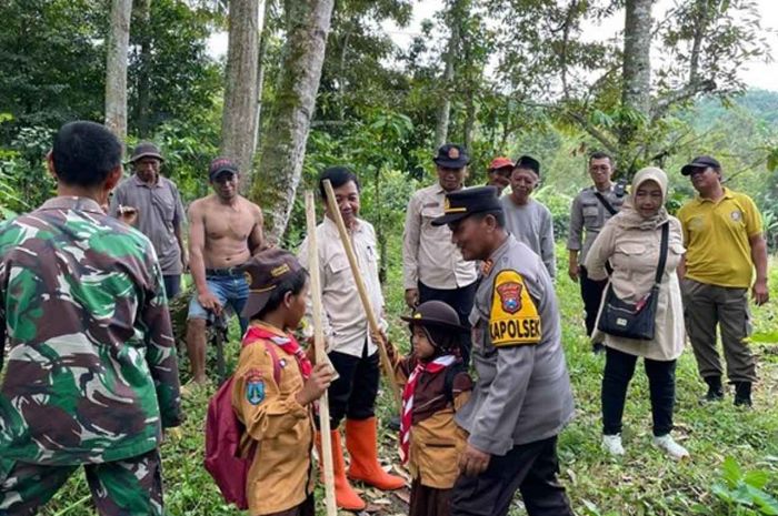 Serang Lima Warga Hingga Terluka, Monyet Liar di Jember Berhasil Diamankan Serang Lima Warga Hingga Terluka, Monyet Liar di Jember Berhasil Diamankan