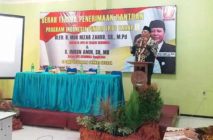 Anggota DPR RI Nizar Zahro Serahkan SK PIP Pertama di Bangkalan