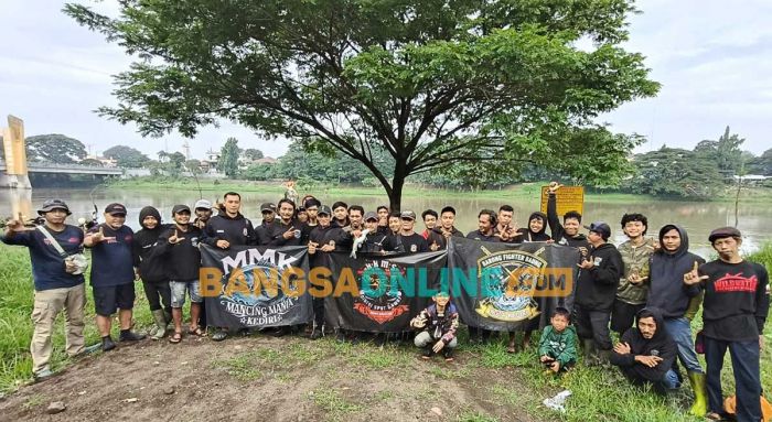 Komunitas Mancing Tebar 6.000 Benih Ikan di Sungai Brantas Kediri