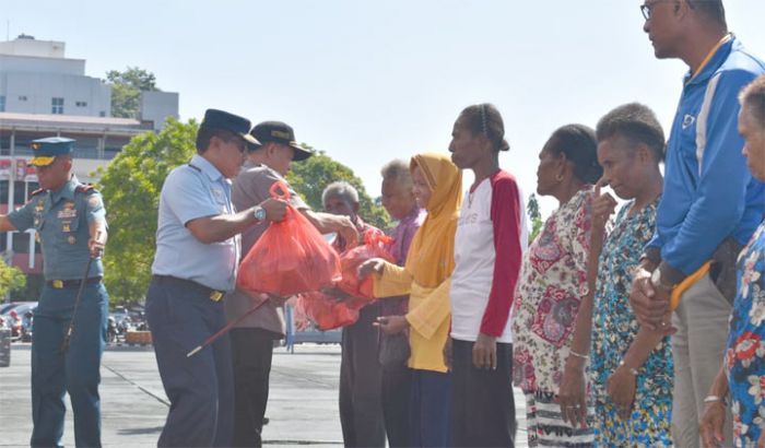 Peduli Papua, KRI dr. Soeharso-990 Gelar Baksos dan Bagikan Sembako