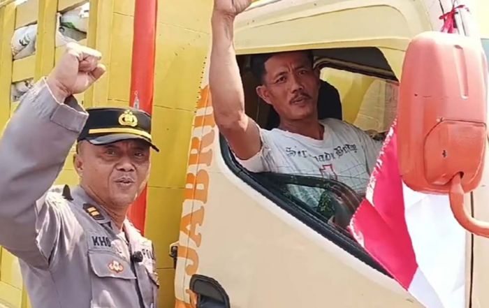 Bangkitkan Semangat Nasionalisme para Sopir, Polsek Jenu Bagikan Bendera di Jalan Pantura Bangkitkan Semangat Nasionalisme para Sopir, Polsek Jenu Bagikan Bendera di Jalan Pantura