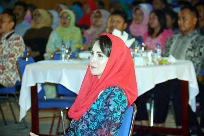 Arumi Bachsin Jadi Juri dalam Ajang Pemilihan Kakang Mbakyu Trenggalek Arumi Bachsin Jadi Juri dalam Ajang Pemilihan Kakang Mbakyu Trenggalek