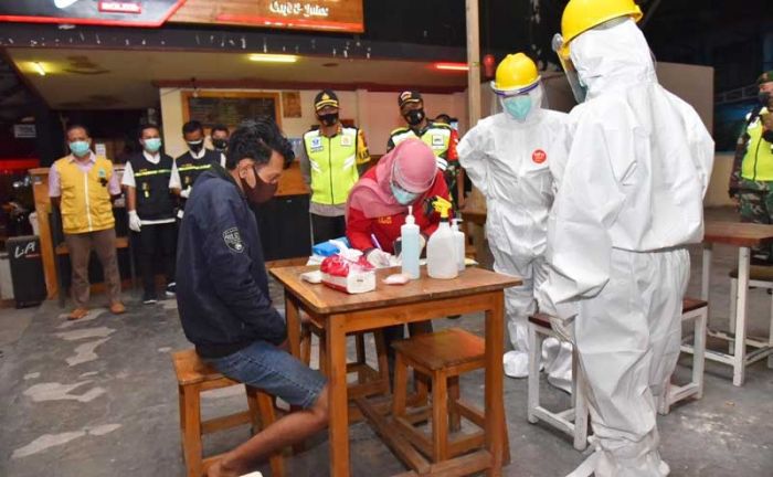 Cegah Penyebaran Covid-19, Hari ini Petugas Gabungan di Lamongan Lakukan Tes Swab Pengunjung Warkop