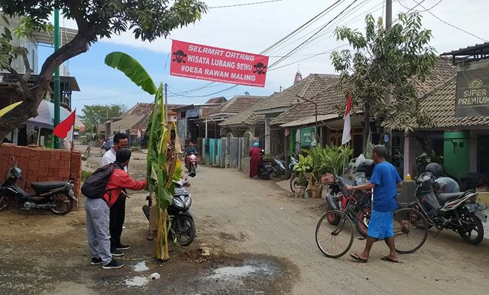 Protes Jalan Rusak, Warga di Sepanjang Jalan Alternatif Kabupaten Pasuruan-Sidoarjo Pasang Banner Protes Jalan Rusak, Warga di Sepanjang Jalan Alternatif Kabupaten Pasuruan-Sidoarjo Pasang Banner