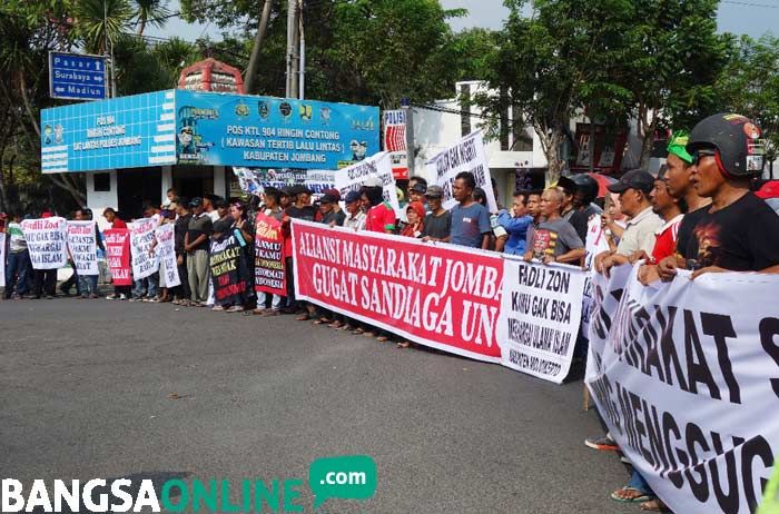 Kecam Pernyataan Fadli Zon, Ratusan Massa dari Berbagai Kota Gelar Unjuk Rasa Kecam Pernyataan Fadli Zon, Ratusan Massa dari Berbagai Kota Gelar Unjuk Rasa