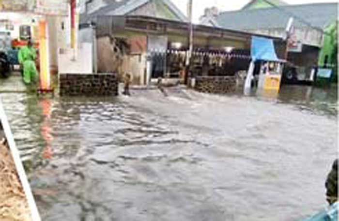 Hujan Deras di Malang Akibatkan Banjir, Longsor, Hingga Pohon Tumbang Hujan Deras di Malang Akibatkan Banjir, Longsor, Hingga Pohon Tumbang