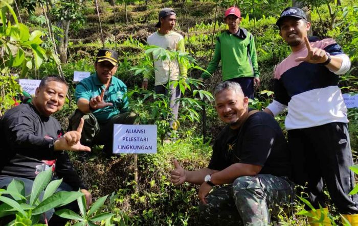 Libatkan Relawan, Dispertabun Kabupaten Kediri Tanam Ratusan Pohon di Lereng Gunung Wilis Libatkan Relawan, Dispertabun Kabupaten Kediri Tanam Ratusan Pohon di Lereng Gunung Wilis