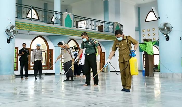Cegah Corona, Masjid Anas Mahfudz Lumajang Disemprot Disinfektan Cegah Corona, Masjid Anas Mahfudz Lumajang Disemprot Disinfektan
