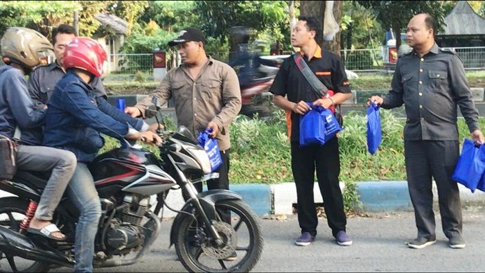 DJP Jatim II Berbagi Takjil Sambil Kampanye Sadar Pajak DJP Jatim II Berbagi Takjil Sambil Kampanye Sadar Pajak