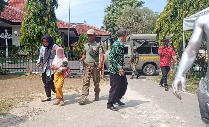 Satpol PP Pamekasan Amankan Bocah yang Disuruh Ibunya untuk Ngamen Satpol PP Pamekasan Amankan Bocah yang Disuruh Ibunya untuk Ngamen