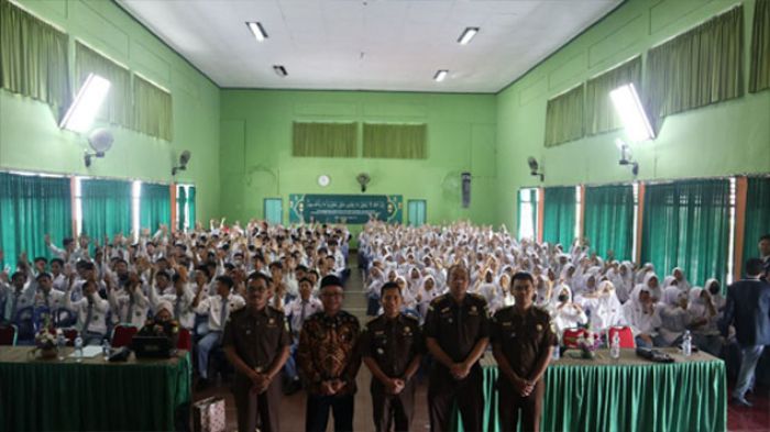 Kejari Kota Kediri Gelar Kegiatan Jaksa Masuk Sekolah di MAN 2 Kejari Kota Kediri Gelar Kegiatan Jaksa Masuk Sekolah di MAN 2