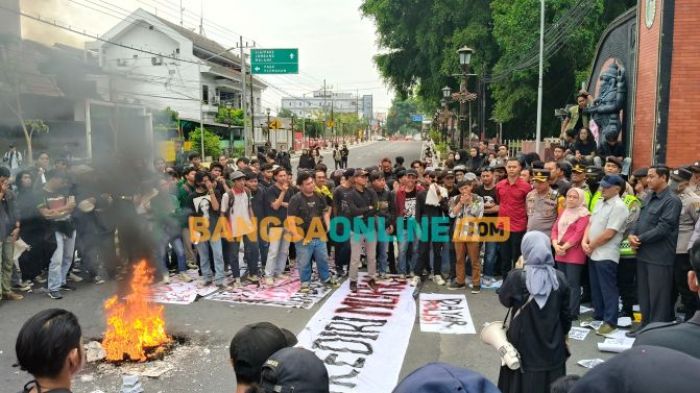 Tuntut Evaluasi MBG, Ratusan Mahasiswa Gabungan Gelar Aksi Demo di Kantor DPRD Kabupaten Kediri Tuntut Evaluasi MBG, Ratusan Mahasiswa Gabungan Gelar Aksi Demo di Kantor DPRD Kabupaten Kediri