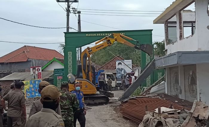 Proyek Peningkatan Jalan, 23 Bangunan Liar di Kedungbanteng Sidoarjo Dirobohkan