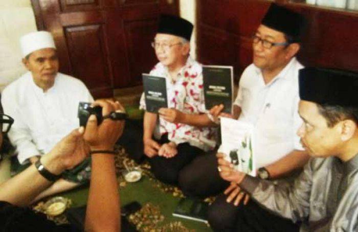 Terbitkan Buku Putih tentang Muktamar Hitam, 22 PWNU Silaturahim dengan KH Tolhah Hasan Terbitkan Buku Putih tentang Muktamar Hitam, 22 PWNU Silaturahim dengan KH Tolhah Hasan