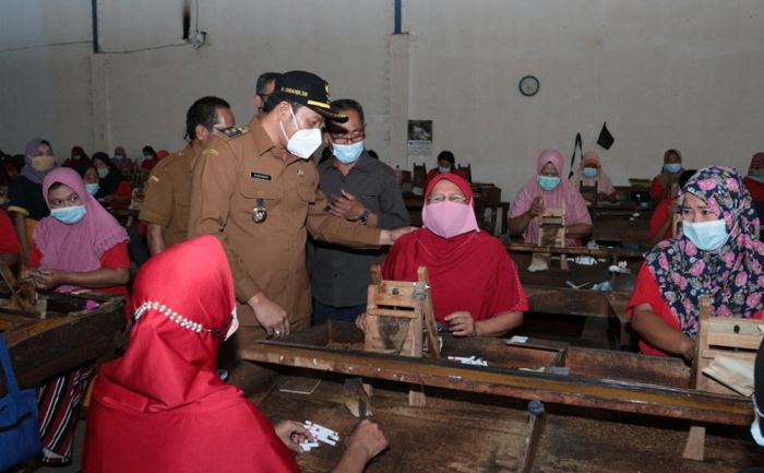 Pemkab Sidoarjo Salurkan BLT DBHCHT Untuk 1.930 Buruh Pabrik Rokok