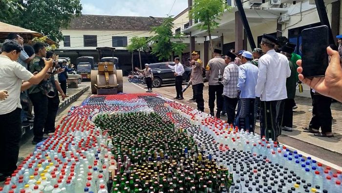 Sambut Ramadan, Polres Jombang Musnahkan Ribuan Botol Miras Sambut Ramadan, Polres Jombang Musnahkan Ribuan Botol Miras