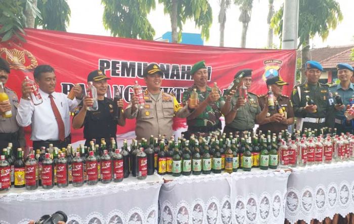 Polres Bangkalan Musnahkan 720 Botol Miras Hasil Operasi Cipkon