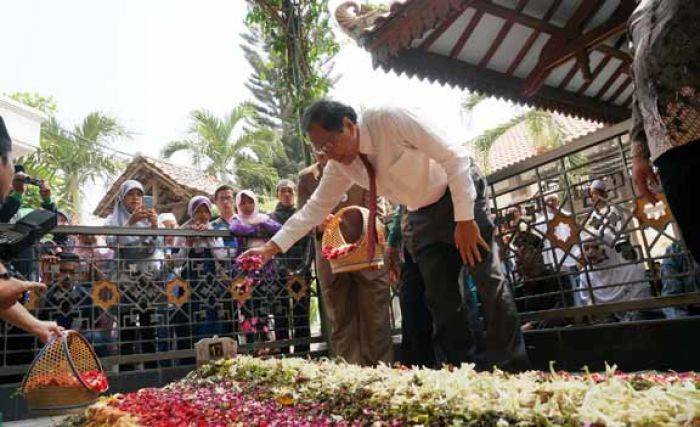 Ziarah ke Tebuireng, Menko Maritim: Gus Dur Orang Pertama yang Bentuk Menteri Maritim Ziarah ke Tebuireng, Menko Maritim: Gus Dur Orang Pertama yang Bentuk Menteri Maritim