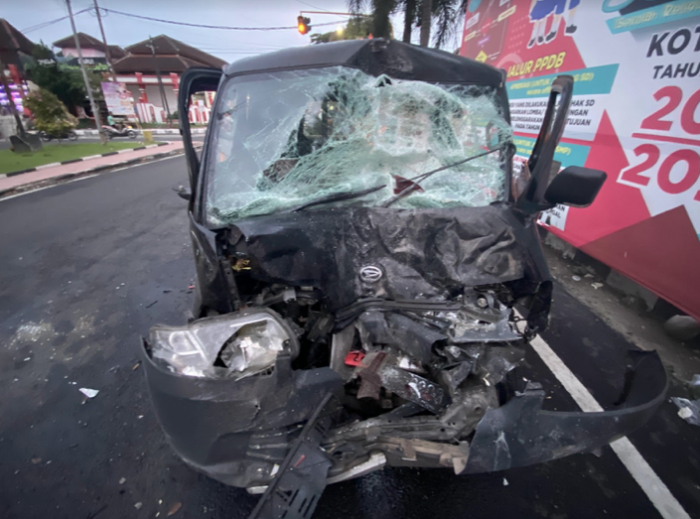 Mobil Bak Terbuka Hantam 2 Motor dan Sebuah Bus di Kota Blitar, 1 Orang Tewas