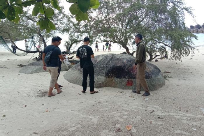 Pelajar Rayakan Kelulusan dengan Corat-Coret Batu Granit di Pantai Tanjung Tinggi Belitung Pelajar Rayakan Kelulusan dengan Corat-Coret Batu Granit di Pantai Tanjung Tinggi Belitung