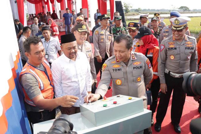 Kapolda Jatim Resmikan Palang Pintu KA di Dusun Jambu Gresik Kapolda Jatim Resmikan Palang Pintu KA di Dusun Jambu Gresik