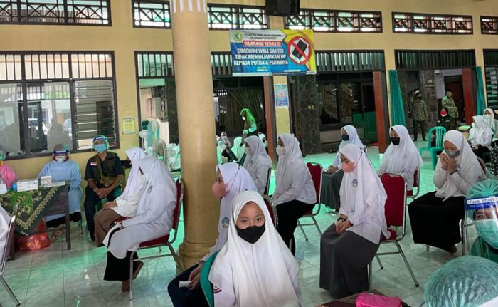 Siapkan 25 Ribu Dosis Vaksin, NasDem Jatim Gelar Vaksinasi Santri Siapkan 25 Ribu Dosis Vaksin, NasDem Jatim Gelar Vaksinasi Santri