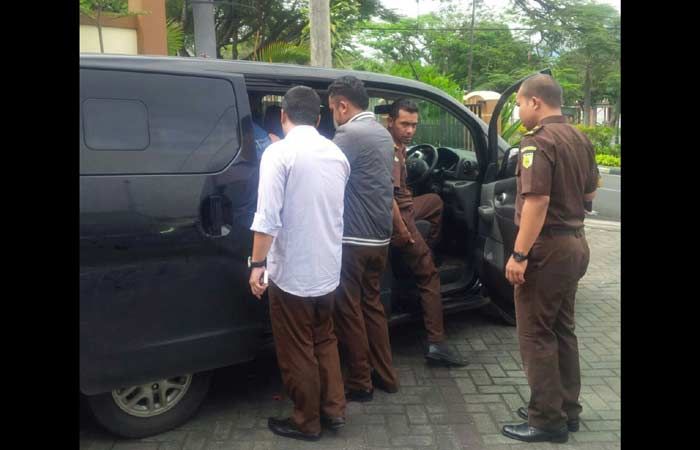 Kejari Batu Tahan Lagi Satu Tersangka Pengadaan Buku Fiktif Kejari Batu Tahan Lagi Satu Tersangka Pengadaan Buku Fiktif