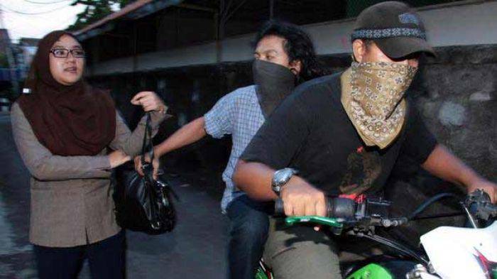 Oknum Honorer Pemkab Mojokerto Remas Pantat Siswi SMA, karena Gagal Njambret Oknum Honorer Pemkab Mojokerto Remas Pantat Siswi SMA, karena Gagal Njambret