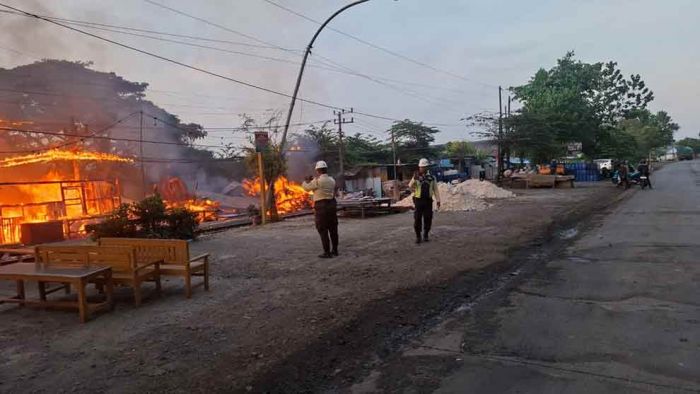 Korsleting Listrik, 2 Bangunan Kafe di Gresik Ludes Terbakar Korsleting Listrik, 2 Bangunan Kafe di Gresik Ludes Terbakar