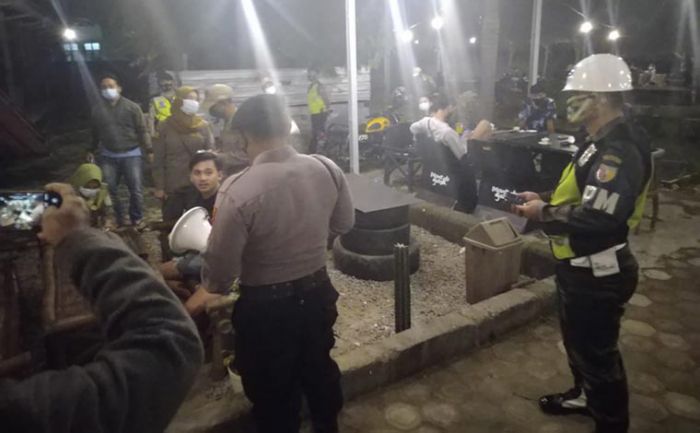 Pelanggar Prokes Covid-19 di Tuban Dihukum Push Up Hingga Disita HP-nya