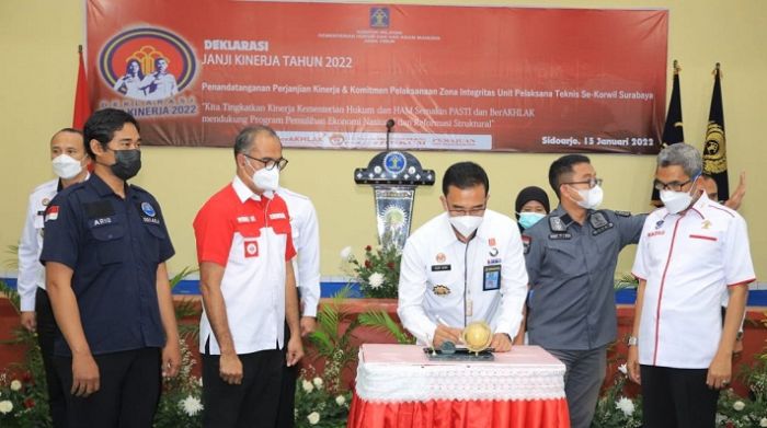 Satker Pemasyarakatan Korwil Surabaya Deklarasikan Pelayanan PASTI dan BerAKHLAK Satker Pemasyarakatan Korwil Surabaya Deklarasikan Pelayanan PASTI dan BerAKHLAK