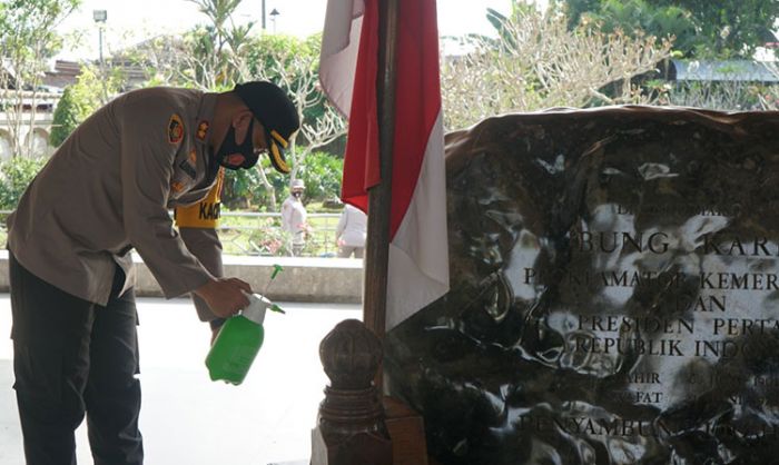 Jelang HUT Kemerdekaan RI ke-75, Polisi di Blitar Bersih-Bersih Makam Bung Karno Jelang HUT Kemerdekaan RI ke-75, Polisi di Blitar Bersih-Bersih Makam Bung Karno