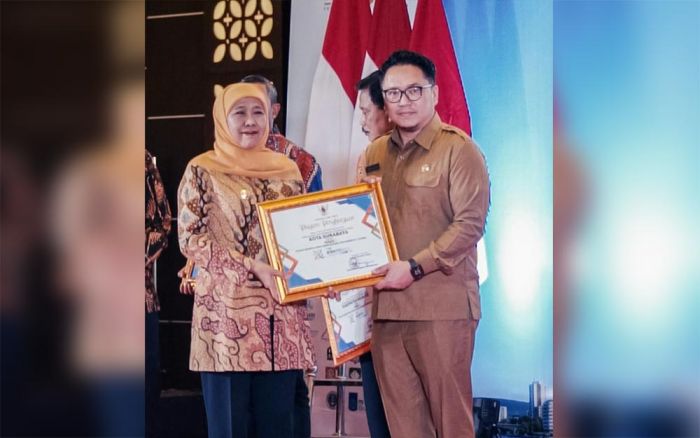 Komitmen Berikan Hunian Layak, Pemkot Surabaya Raih Penghargaan Terbaik I Program Rutilahu di Jatim
