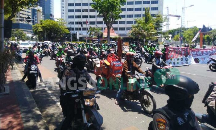Jalanan Menuju Surabaya Macet, Akibat Ratusan Driver Online Lakukan Konvoi Jalanan Menuju Surabaya Macet, Akibat Ratusan Driver Online Lakukan Konvoi